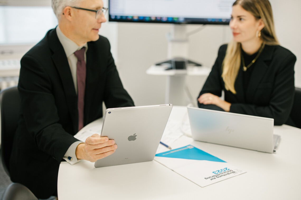 Hier werden bei BenzTax die individuellen Details einer Steuererklärung besprochen.