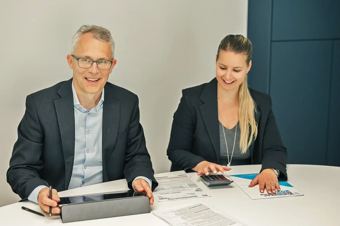 Das Foto zeigt, wie bei BenzTax an einer Steuerklärung gearbeitet wird.
