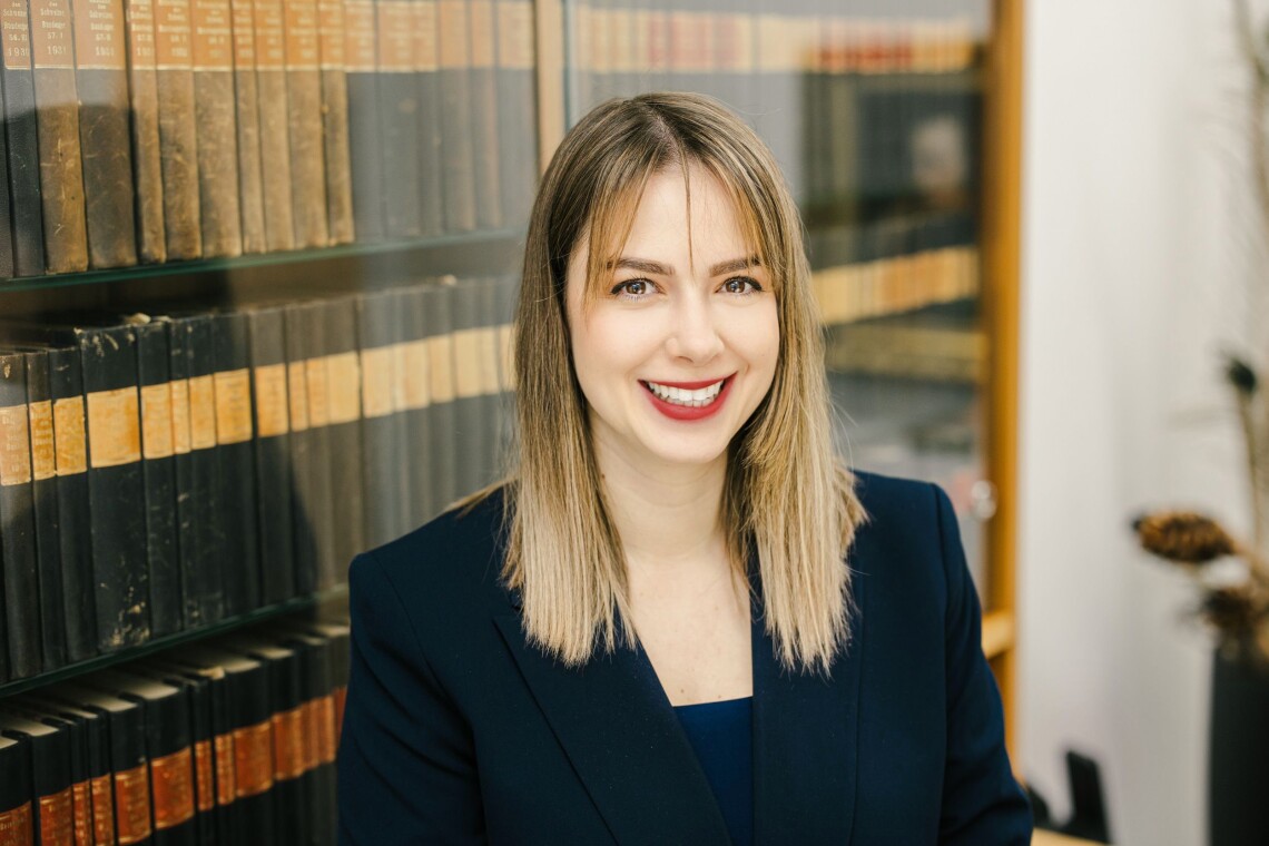 Vanesa Savic im Büro der BenzTax GmbH in Winterthur