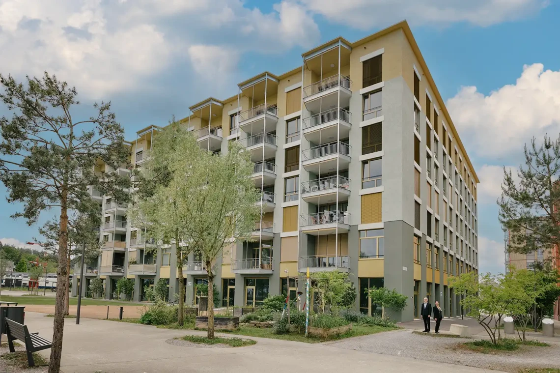 Foto zeigt das Haus Weiler. Der Neubau hat sieben Stockwerke in verschiedenen Farben.