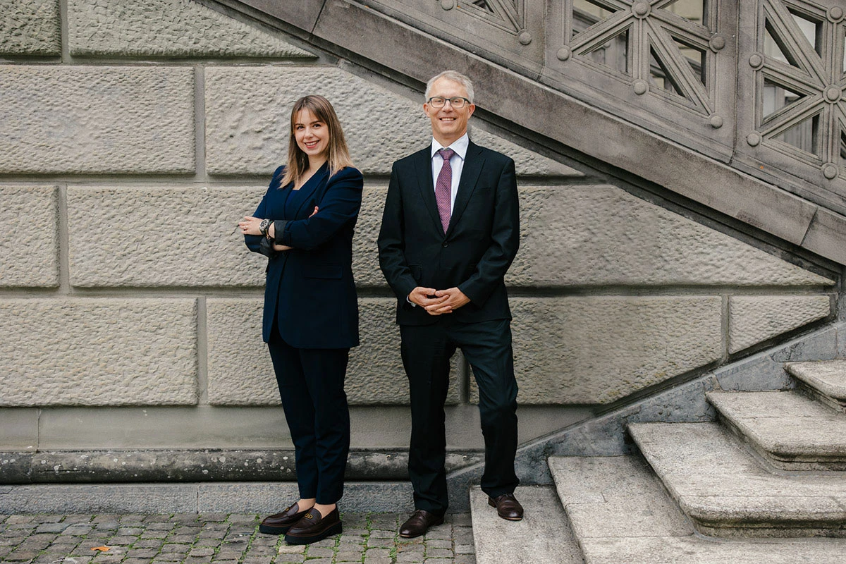 Rolf Benz und seine Mitarbeiterin stehen in Winterthur bereit für Ihre Steuererklärung.